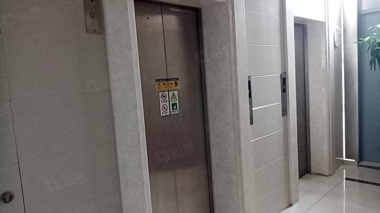 车开新总部大楼 