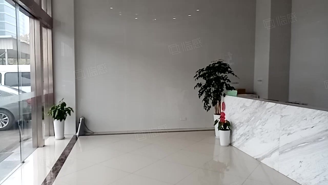 车开新总部大楼 